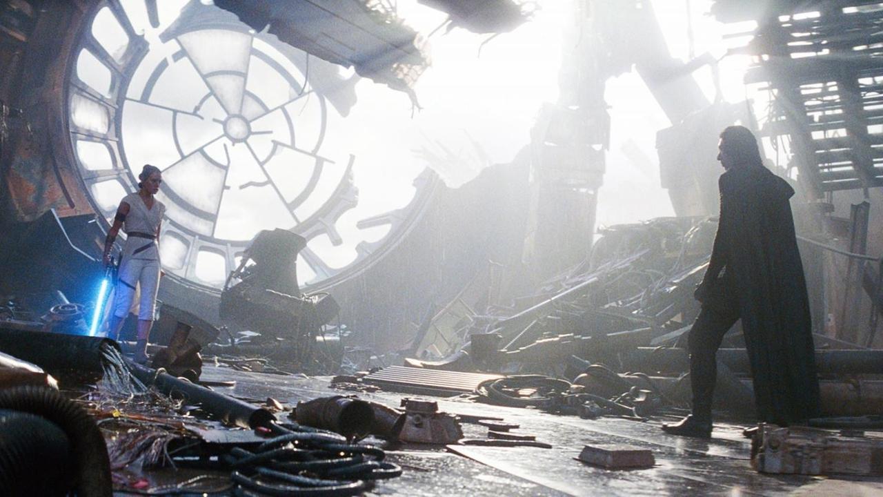 Filmstill aus dem Neuen Star Wars Film, Episode IX. Von links: Daisy Ridley als Rey, Adam Driver als Kylo Ren, 2019. Filmstill aus dem Neuen Star Wars Film, Episode IX. Von links: Daisy Ridley als Rey, Adam Driver als Kylo Ren, 2019.