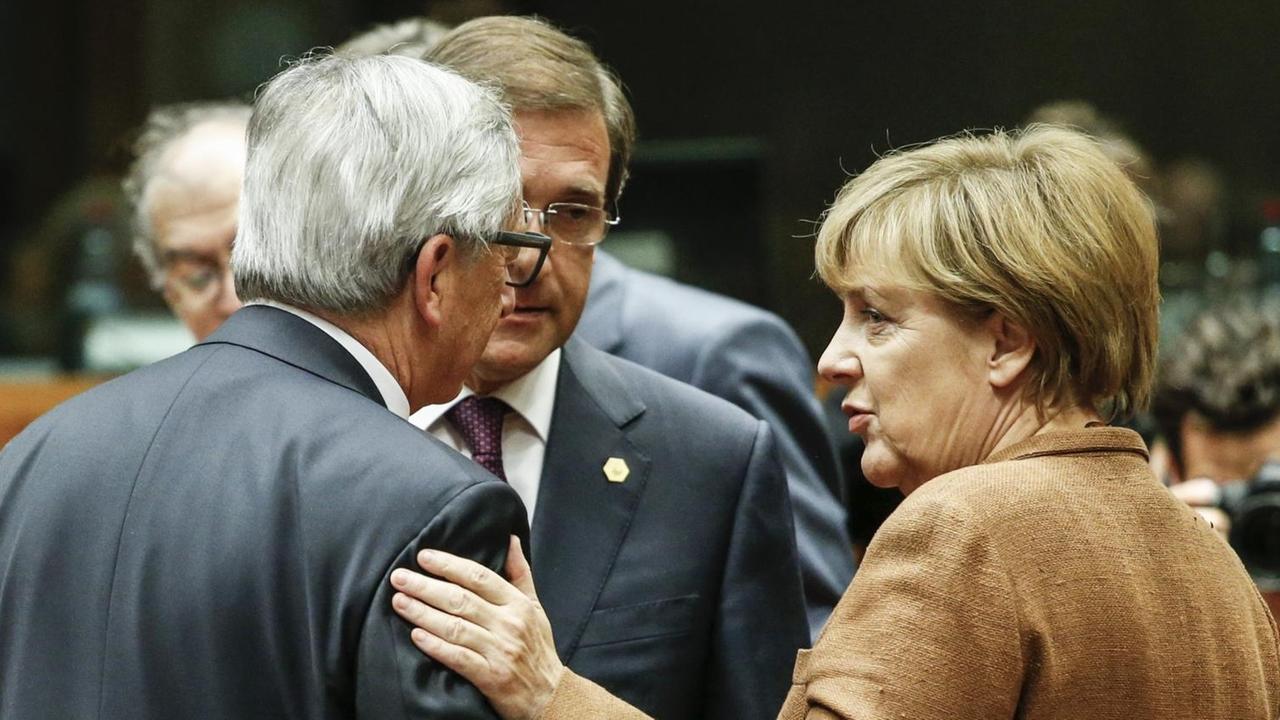 Jean-Claude Juncker und Angela Merkel beim EU-Sondergipfel in Brüssel Jean-Claude Juncker und Angela Merkel beim EU-Sondergipfel in Brüssel