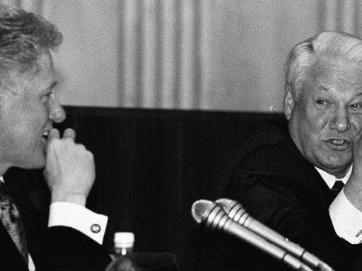 US Präsident Bill Clinton und der Russische Präsident Boris jeltsin während einer gemeinsamen Pressekonferenz im Kreml.