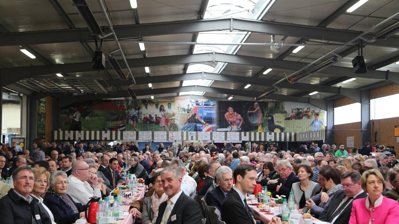 Besucher der Landwirtschaftsmesse im fränkischen Holzhausen. Besucher der Landwirtschaftsmesse im fränkischen Holzhausen.