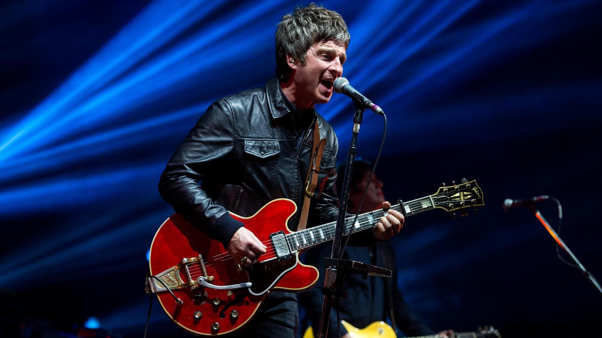 Noel Gallagher von der britischen Band High Flying Birds steht am 13.04.2016 in München (Bayern) im Zenith auf der Bühne. Noel Gallagher von der britischen Band High Flying Birds steht am 13.04.2016 in München (Bayern) im Zenith auf der Bühne.