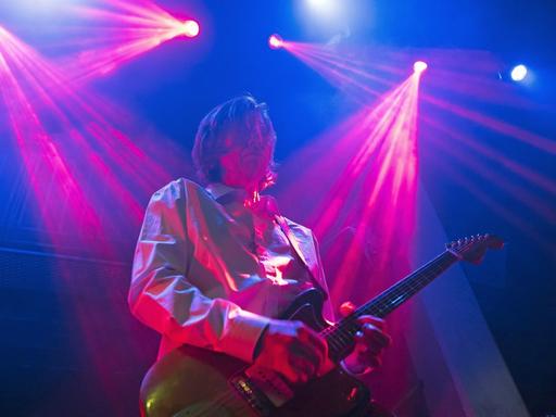 Thurston Moore steht in London mit Gitarre auf der Bühne.