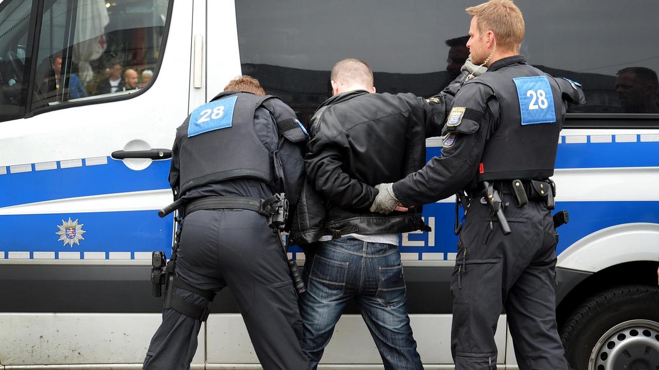 Einsatzkräfte untersuchen einen Fußballfan. Einsatzkräfte untersuchen einen Fußballfan.