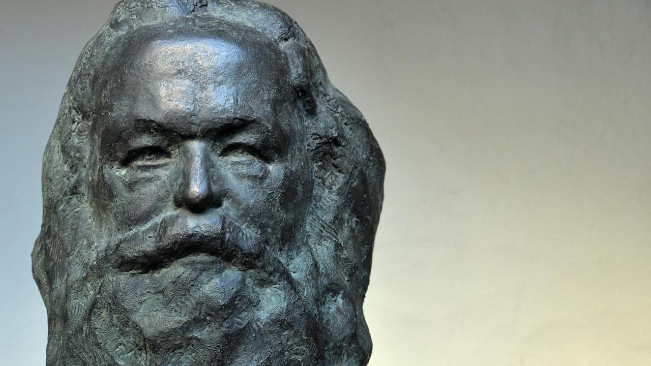 Eine Büste von Karl Marx, erschaffen von dessen Urenkel Karl-Jean Lonquet (1904-1981), steht am 06.05.2016 im Karl-Marx-Haus in Trier. Die Büste war bislang im Familienbesitz. Eine Büste von Karl Marx, erschaffen von dessen Urenkel Karl-Jean Lonquet (1904-1981), steht am 06.05.2016 im Karl-Marx-Haus in Trier. Die Büste war bislang im Familienbesitz.