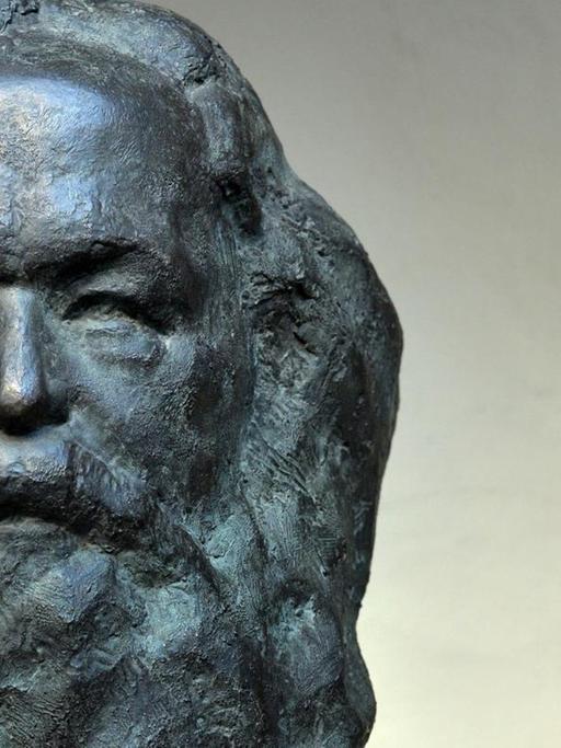 Eine Büste von Karl Marx, erschaffen von dessen Urenkel Karl-Jean Lonquet (1904-1981), steht am 06.05.2016 im Karl-Marx-Haus in Trier. Die Büste war bislang im Familienbesitz.