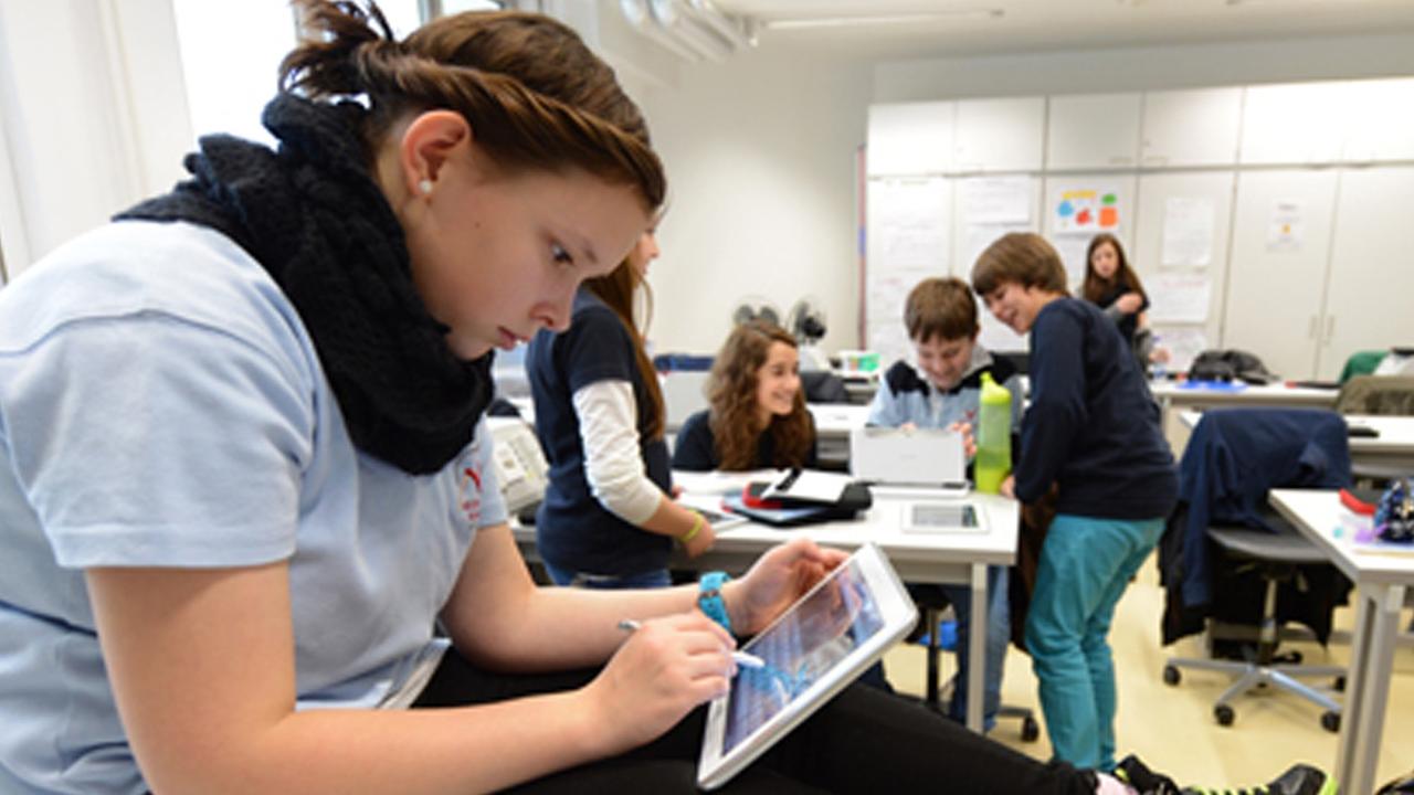 Schüler Rüsselsheim Gymnasium 7. Klasse Tablet-PCs Tablet Tablet-PC Internet Internetzugang Unterricht Klasse mobil mobiler Computer