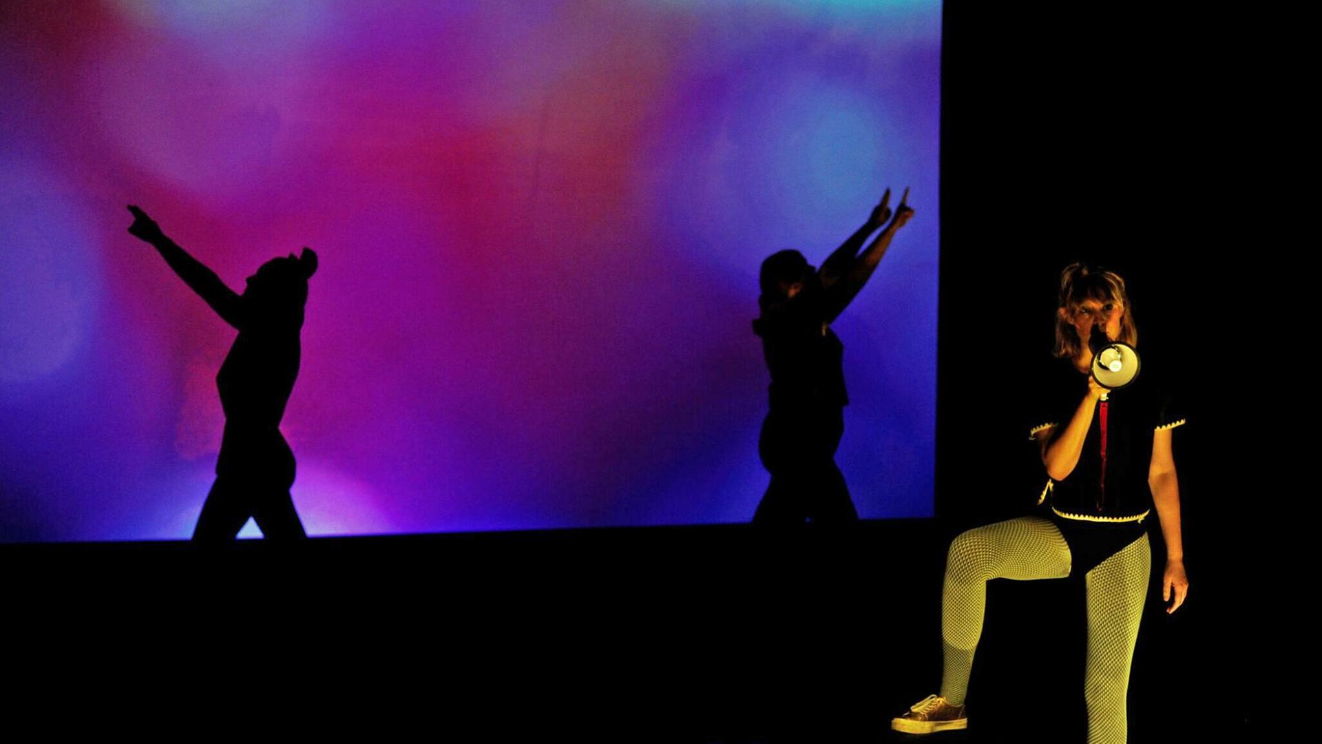 Theater und Stand-up-Comedy: Bühnen-Projekt der Frauengruppe "Roar" Theater und Stand-up-Comedy: Bühnen-Projekt der Frauengruppe "Roar"