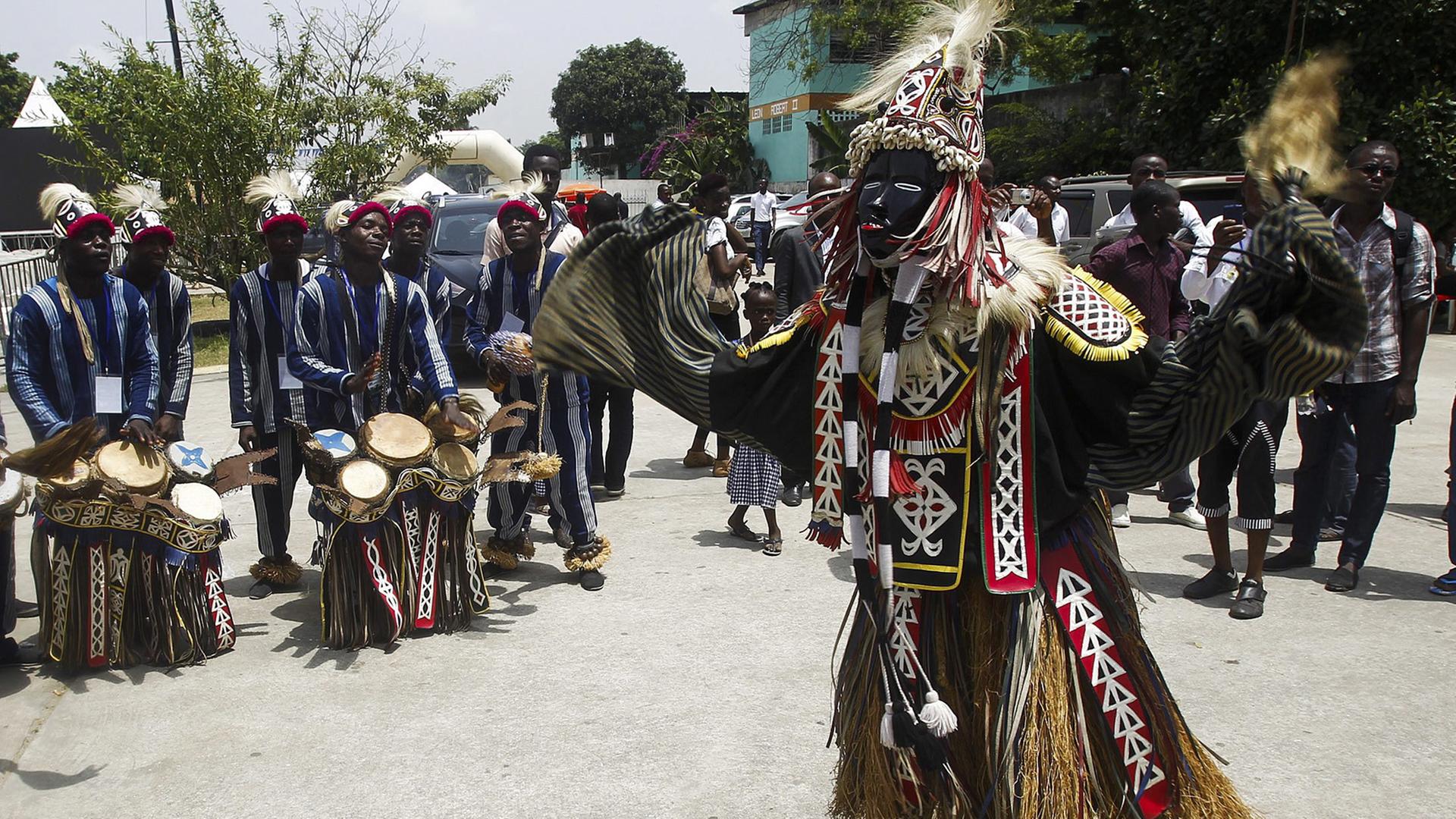 Mitglieder der Traditionstanzgruppe "Wonseuyo" aus der Elfenbeinküste bei einem Auftritt in Abidjan. Mitglieder der Traditionstanzgruppe "Wonseuyo" aus der Elfenbeinküste bei einem Auftritt in Abidjan.