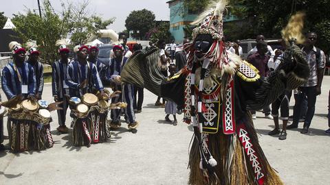 Mitglieder der Traditionstanzgruppe "Wonseuyo" aus der Elfenbeinküste bei einem Auftritt in Abidjan.