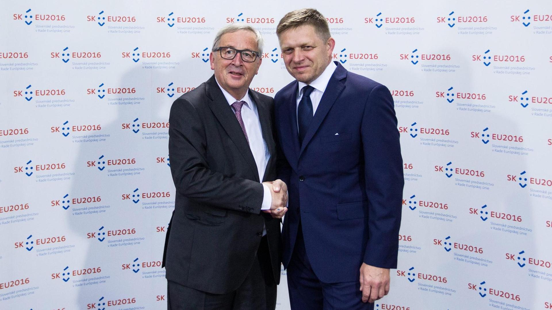 Der Vorsitzende der EU-Kommission, Jean-Claude Juncker, und der slowakische Ministerpräsident Robert Fico am 30.6.2016 in Bratislawa.