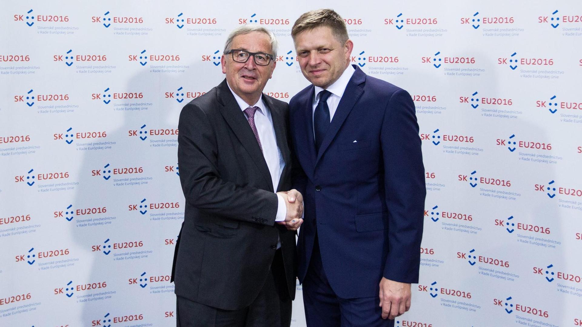 Der Vorsitzende der EU-Kommission, Jean-Claude Juncker, und der slowakische Ministerpräsident Robert Fico am 30.6.2016 in Bratislawa. Der Vorsitzende der EU-Kommission, Jean-Claude Juncker, und der slowakische Ministerpräsident Robert Fico am 30.6.2016 in Bratislawa.