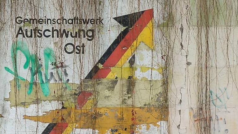 Schriftzug Gemeinschaftswerk Aufschwung Ost mit Pfeil in den Farben Schwarz,Rot,Gold an einer Mauer in Magdeburg - Fotografiert am 30.10.2017 *** emblem Community work Upswing East with Arrow in the Colours Black Red Gold to a Wall in Magdeburg photographed at 30 10 2017 Schriftzug Gemeinschaftswerk Aufschwung Ost mit Pfeil in den Farben Schwarz,Rot,Gold an einer Mauer in Magdeburg - Fotografiert am 30.10.2017 *** emblem Community work Upswing East with Arrow in the Colours Black Red Gold to a Wall in Magdeburg photographed at 30 10 2017