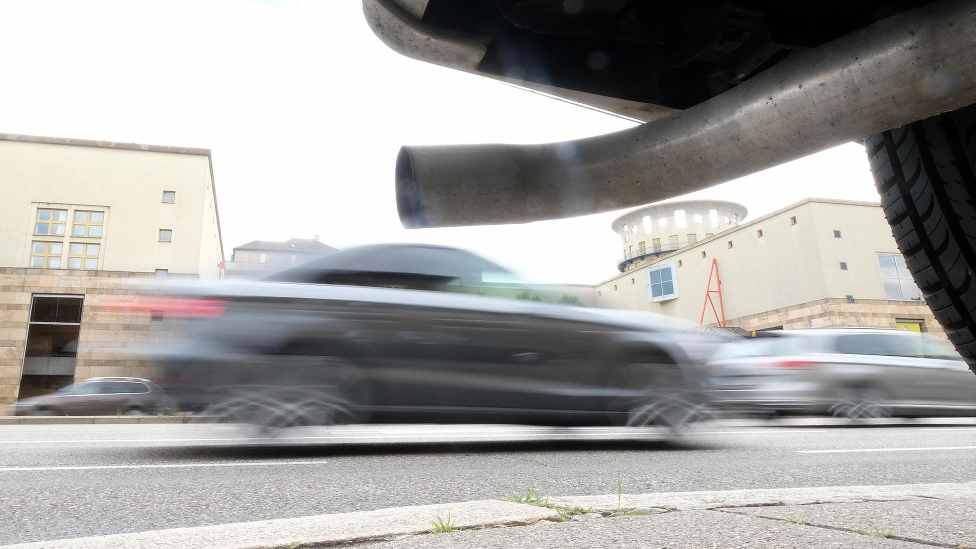 Das Auspuffrohr eines älteren Fahrzeugs ist an einer befahrenen Durchgangsstraße in Stuttgart zu sehen. Das Auspuffrohr eines älteren Fahrzeugs ist an einer befahrenen Durchgangsstraße in Stuttgart zu sehen.