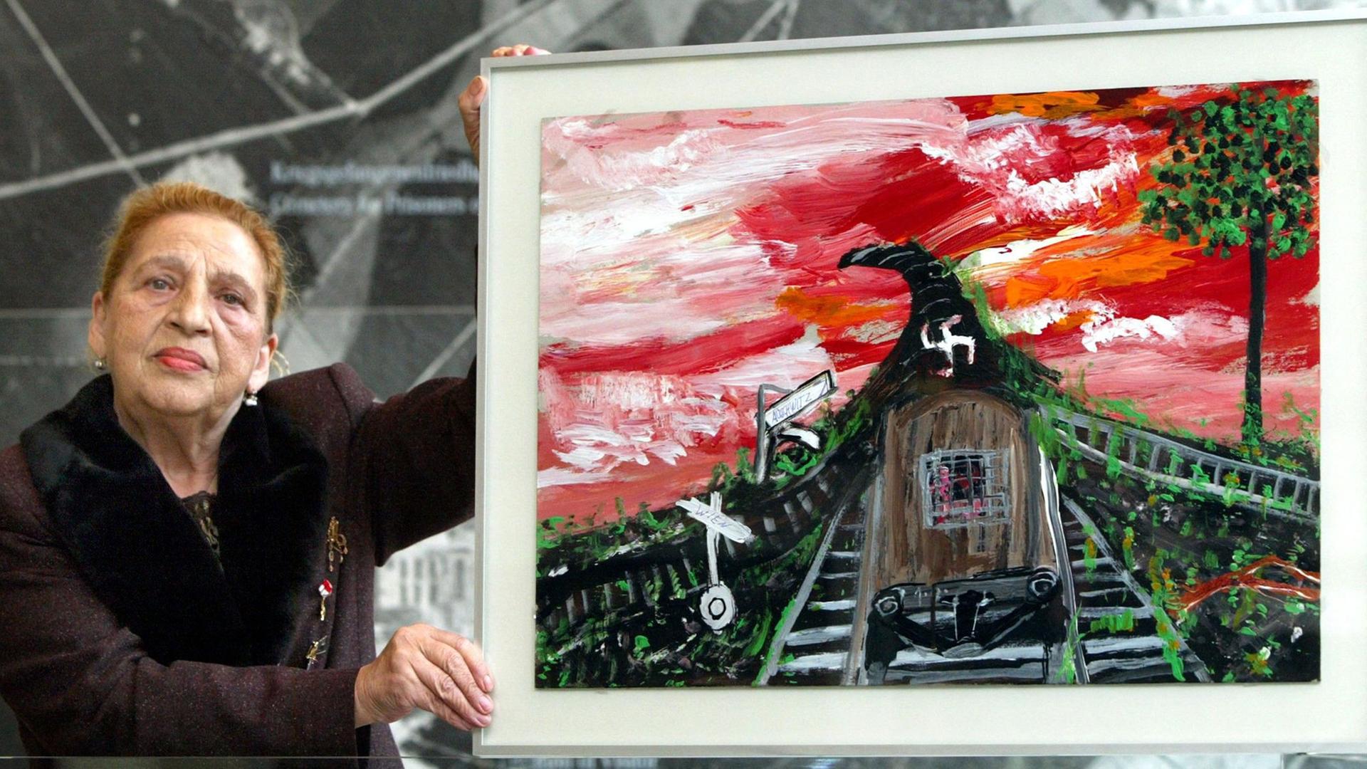 Die Wiener Roma-Frau Ceija Stojka hält in der KZ-Gedenkstätte Bergen-Belsen eines ihrer Werke (Wien-Auschwitz). Sie war zehn Jahre alt, als sie mit ihrer Mutter und den fünf Geschwistern wie tausende von Sinti und Roma in das so genannte Zigeunerlager nach Auschwitz deportiert wurde. Die Wiener Roma-Frau Ceija Stojka hält in der KZ-Gedenkstätte Bergen-Belsen eines ihrer Werke (Wien-Auschwitz). Sie war zehn Jahre alt, als sie mit ihrer Mutter und den fünf Geschwistern wie tausende von Sinti und Roma in das so genannte Zigeunerlager nach Auschwitz deportiert wurde.