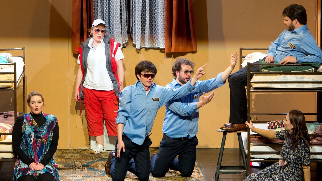 Die Opernsänger Anne Wieben (l-r), Julia Chalfin, Yongkeun Kim, Florian Götz, Cornelia Lanz und Franz Xaver Schlecht stehen bei der Premiere der Oper "Cosi fan tutte" von Wolfgang Amadeus Mozart im Theaterhaus in Stuttgart (Baden-Württemberg) auf der Bühne. Zwanzig Flüchtlinge treten bei dem Opernprojekt in unterschiedlichen Rollen auf der Bühne als Statisten und im Opernchor auf. Die Opernsänger Anne Wieben (l-r), Julia Chalfin, Yongkeun Kim, Florian Götz, Cornelia Lanz und Franz Xaver Schlecht stehen bei der Premiere der Oper "Cosi fan tutte" von Wolfgang Amadeus Mozart im Theaterhaus in Stuttgart (Baden-Württemberg) auf der Bühne. Zwanzig Flüchtlinge treten bei dem Opernprojekt in unterschiedlichen Rollen auf der Bühne als Statisten und im Opernchor auf.