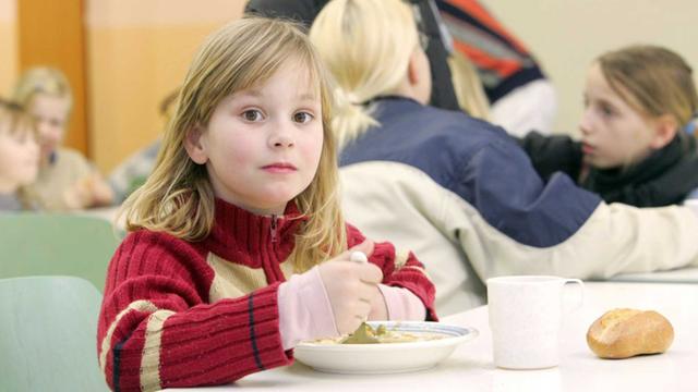 In der Berliner Arche bekommen Kinder kostenlos zu essen - manche von ihnen sind darauf angewiesen, weil es zu Hause zu wenig gibt