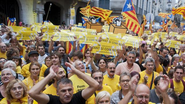 Menschen demonstrieren am 30. September 2014 auf dem Rathausplatz von Gerona in Katalonien gegen das Verbot des Referendums über die Unabhängigkeit der Region von Spanien durch das Verfassungsgericht.