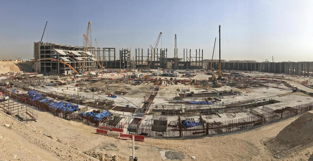 Panoramablick auf die Baustelle eines in Grundzügen bereits erkennbaren Stadions mitten in der Wüste. Panoramablick auf die Baustelle eines in Grundzügen bereits erkennbaren Stadions mitten in der Wüste.