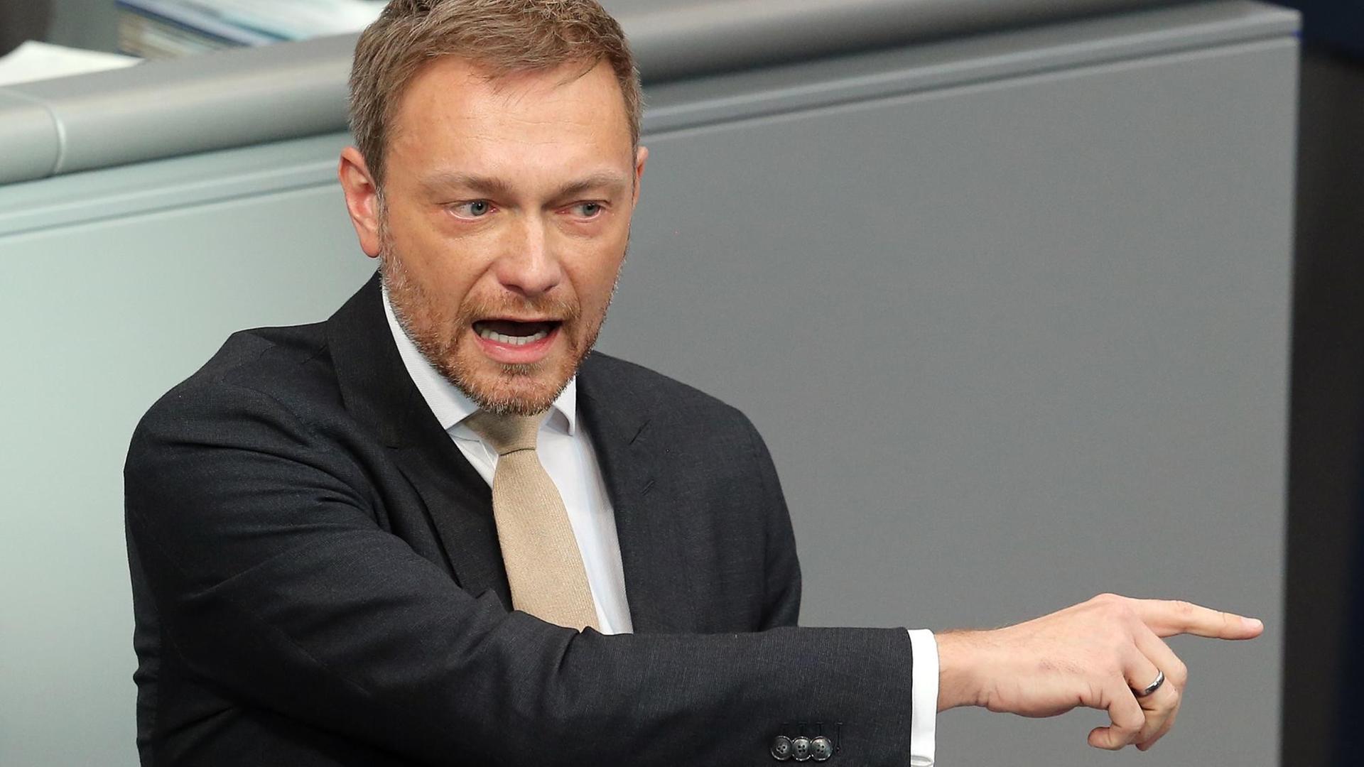 Christian Lindner spricht und gestikuliert am Rednerpult. Christian Lindner spricht und gestikuliert am Rednerpult.