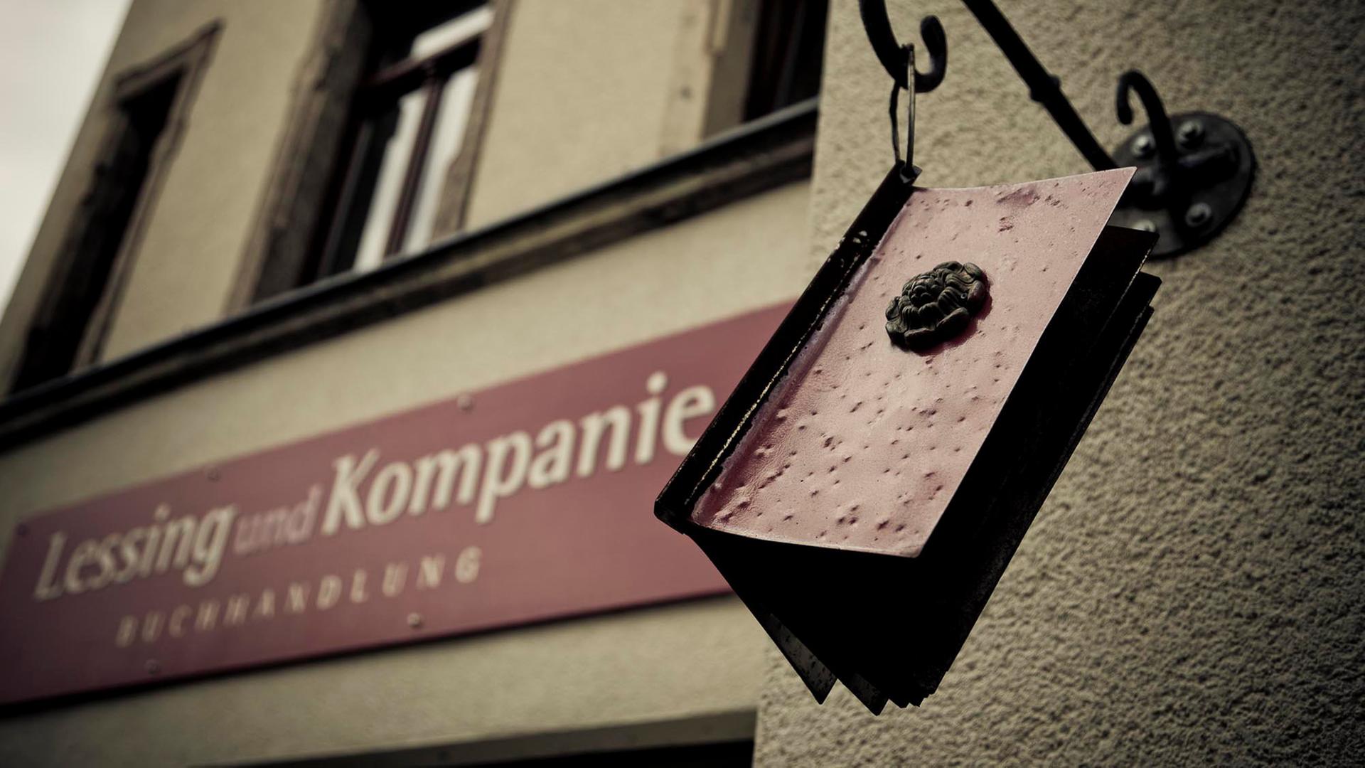 Ausschnitt der Fassade der Buchhandlung "Lessing und Kompanie" in Chemnitz Ausschnitt der Fassade der Buchhandlung "Lessing und Kompanie" in Chemnitz