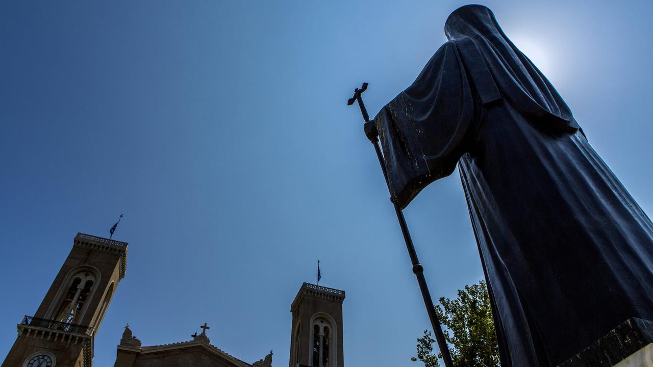 Kathedrale Mariä Verkündigung, Sitz des Erzbischofs von Athen. Ein Denkmal erinnert an das Oberhaupt der griechisch-orthodoxen Kirche während der deutschen Besatzung, Erzbischof Damaskinos. Kathedrale Mariä Verkündigung, Sitz des Erzbischofs von Athen. Ein Denkmal erinnert an das Oberhaupt der griechisch-orthodoxen Kirche während der deutschen Besatzung, Erzbischof Damaskinos.