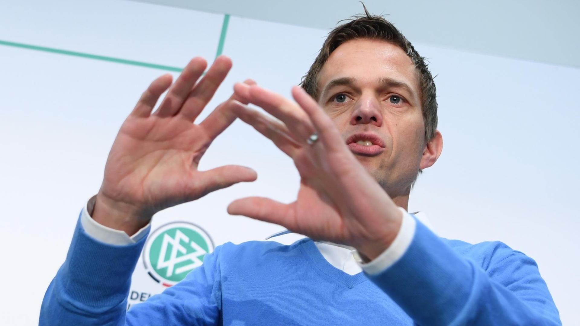 Schiedsrichter und Video-Assistent Jochen Drees spricht im Anschluss an eine Pressekonferenz von DFB und DFL in Frankfurt am Main.