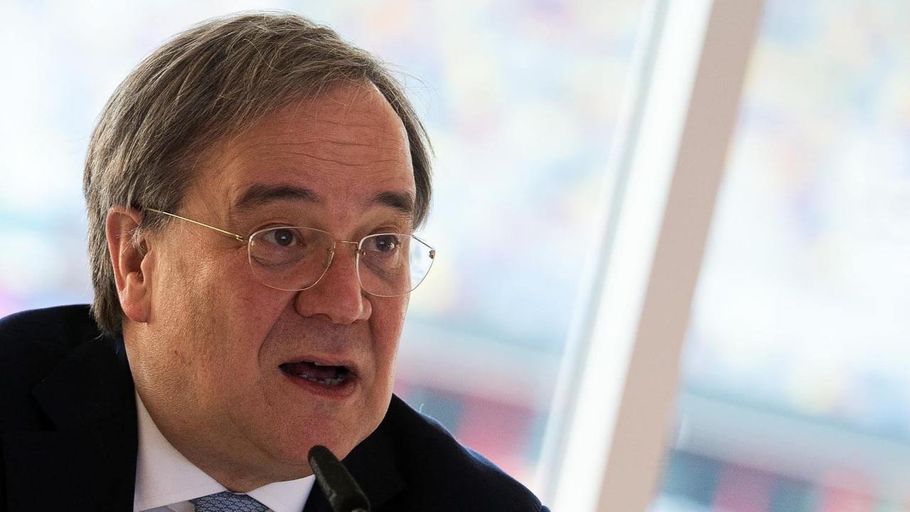 Armin Laschet spricht in ein Mikrofon. Armin Laschet spricht in ein Mikrofon.