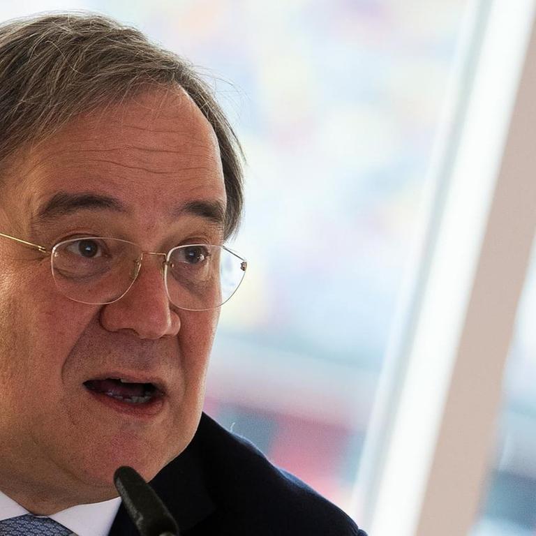 Armin Laschet spricht in ein Mikrofon.
