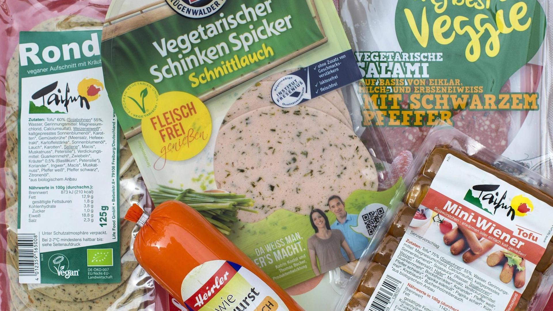 Verschiedene Vegane- und vegetarische Wurstersatzprodukte liegen nebeneinander Verschiedene Vegane- und vegetarische Wurstersatzprodukte liegen nebeneinander