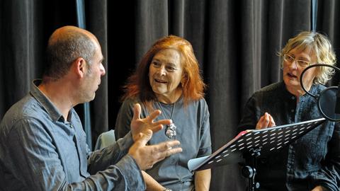 Giuseppe Maio, Liliane Lijn und Gaby Hartel (v.l.n.r.) bei der Produktion im Studio.