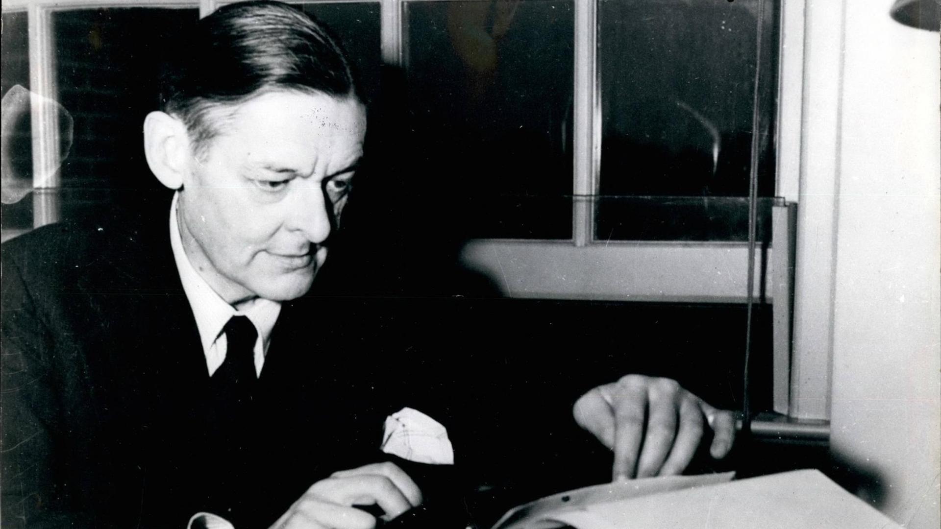 Der Schriftsteller T.S. Eliot vor einer Schreibmaschine Der Schriftsteller T.S. Eliot vor einer Schreibmaschine