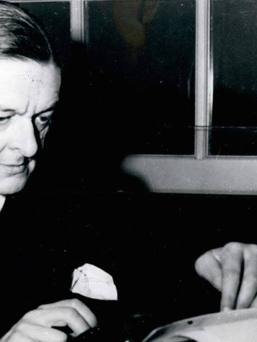Der Schriftsteller T.S. Eliot vor einer Schreibmaschine