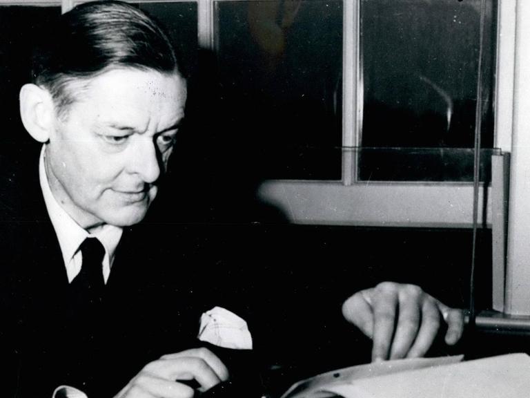 Der Schriftsteller T.S. Eliot vor einer Schreibmaschine