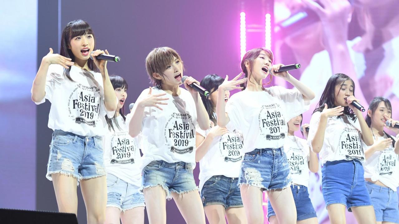 Mitglieder der japanischen Girlgroup AKB48 treten während des Asia Festivals in Shanghai auf. Mitglieder der japanischen Girlgroup AKB48 treten während des Asia Festivals in Shanghai auf.