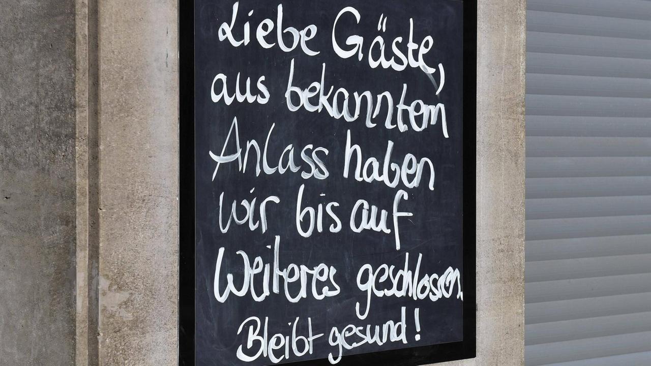 Auf einer Tafel steht handgeschrieben: "Liebe Gäste! Aus bekanntem Anlass haben wir bis auf weiteres geschlossen. Bleibt gesund!" Auf einer Tafel steht handgeschrieben: "Liebe Gäste! Aus bekanntem Anlass haben wir bis auf weiteres geschlossen. Bleibt gesund!"