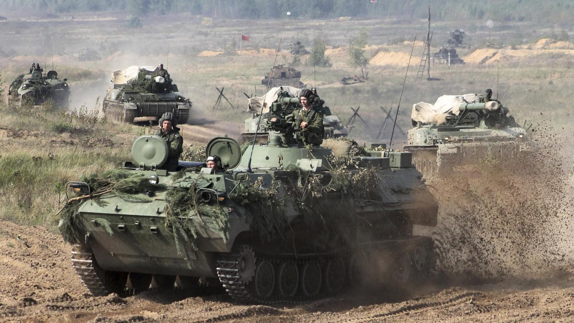 Weißrussische Militärfahrzeuge fahren am 11.09.2017 in Weißrussland durch unwegsames Gelände. Weißrussische Militärfahrzeuge fahren am 11.09.2017 in Weißrussland durch unwegsames Gelände.