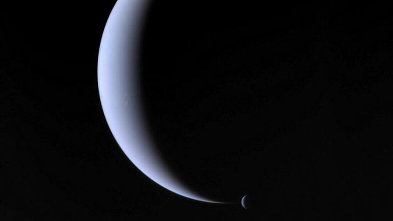 Zwei Sicheln im All: Neptun und sein Mond Triton, fotografiert bei Voyagers Blick zurück