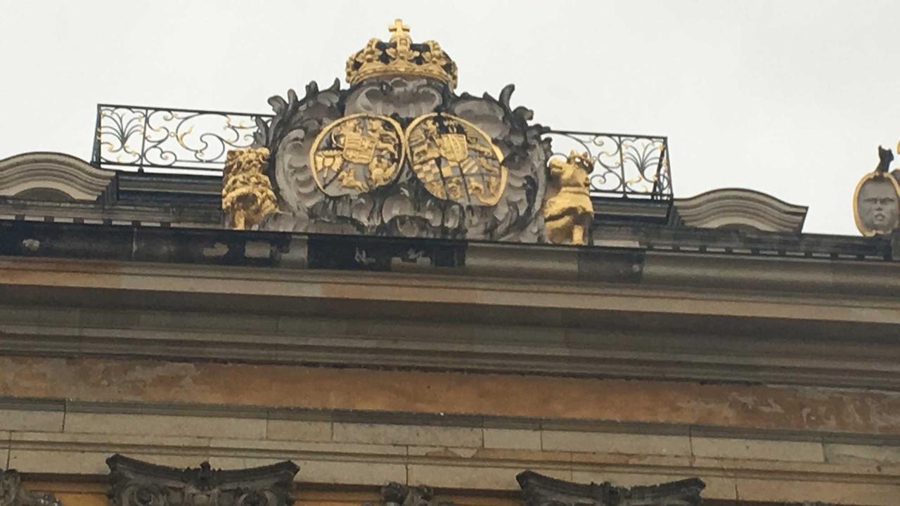 Dornburger Barockschloss in Sachsen-Anhalt: Auf dem Dachsims prangt eine herrschaftlich goldene Krone als Zarensymbol. Dornburger Barockschloss in Sachsen-Anhalt: Auf dem Dachsims prangt eine herrschaftlich goldene Krone als Zarensymbol.