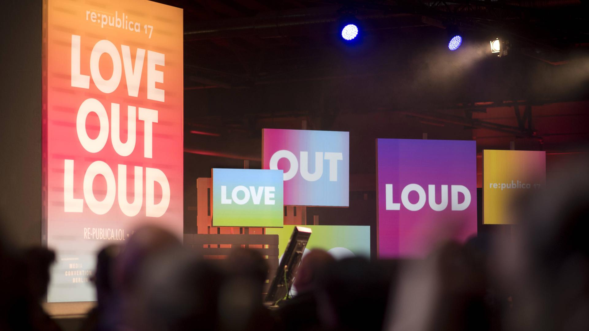 Besucher auf der "re:publica" Internet-Konferenz 17 unter dem Motto "Love Out Loud" Besucher auf der "re:publica" Internet-Konferenz 17 unter dem Motto "Love Out Loud"