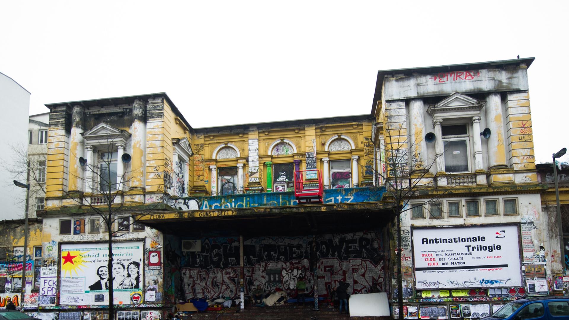 Das Kulturzentrum "Rote Flora" im Hamburger Schanzenviertel ist am 16.01.2014 zu sehen. Das Kulturzentrum "Rote Flora" im Hamburger Schanzenviertel ist am 16.01.2014 zu sehen.