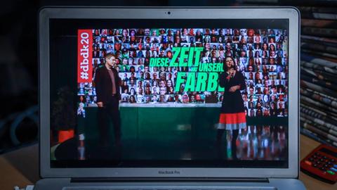 Das Foto zeigt die Grünen-Vorsitzenden Habeck und Baerbock auf dem Parteitag - von einem Monitor eines Laptops abfotografiert.