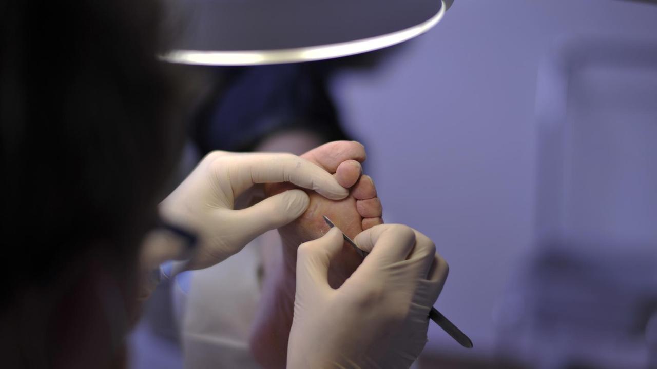 Mehr als nur Fußpflege ist die Arbeit des Podologen in seiner Praxis. Der Spezialist fuer Schuhwerk, Gehen und Laufen wird zu einem wichtigen Helfer des Hausarztes und Orthopaeden, der auch bei Erkrankungen des Fußes und auch des Koerpers, wie z. B. des diabetischen Fußes, eine wichtige Hilfe ist. | Verwendung weltweit Mehr als nur Fußpflege ist die Arbeit des Podologen in seiner Praxis. Der Spezialist fuer Schuhwerk, Gehen und Laufen wird zu einem wichtigen Helfer des Hausarztes und Orthopaeden, der auch bei Erkrankungen des Fußes und auch des Koerpers, wie z. B. des diabetischen Fußes, eine wichtige Hilfe ist. | Verwendung weltweit