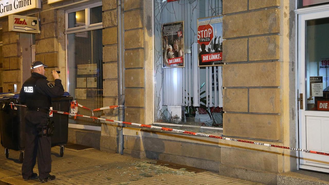 Nach dem Anschlag auf das Parteibüro der Linken in Freital 2015. Nach dem Anschlag auf das Parteibüro der Linken in Freital 2015.