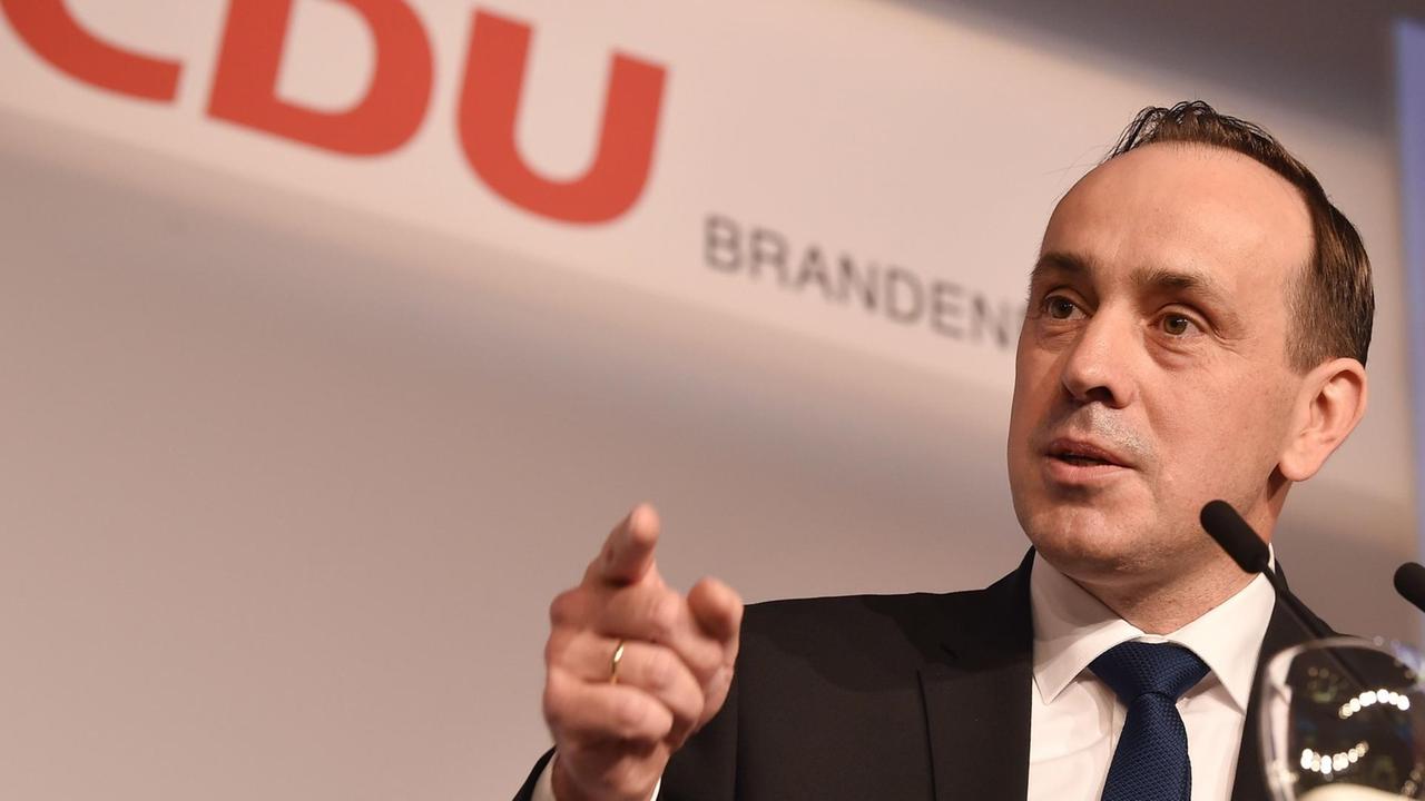 04.05.2019, Brandenburg, Schönefeld: Ingo Senftleben (CDU), Brandenburgs Landesvorsitzender, spricht auf dem Landesparteitag der Brandenburger CDU. Der Parteitag will das Wahlprogramm für die Landtagswahl beschließen. Foto: Bernd Settnik/dpa-Zentralbild/dpa | Verwendung weltweit 04.05.2019, Brandenburg, Schönefeld: Ingo Senftleben (CDU), Brandenburgs Landesvorsitzender, spricht auf dem Landesparteitag der Brandenburger CDU. Der Parteitag will das Wahlprogramm für die Landtagswahl beschließen. Foto: Bernd Settnik/dpa-Zentralbild/dpa | Verwendung weltweit