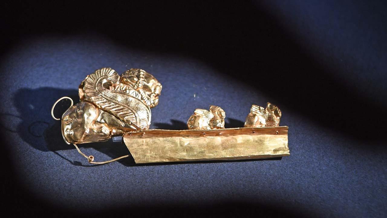 Schmuck in der Ausstellung "Die Etrusker - Weltkultur im antiken Italien" im Badischen Landesmuseum Schmuck in der Ausstellung "Die Etrusker - Weltkultur im antiken Italien" im Badischen Landesmuseum