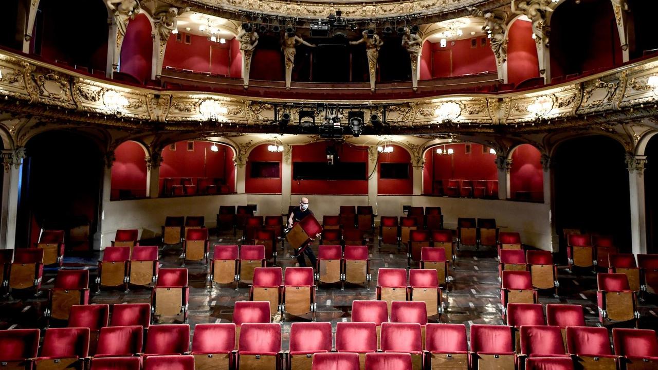 Der Zuschauerraum im Berliner Ensembles mit teilweise abgebauten Sitze als Schutzmaßnahme in der Coronapandemie Der Zuschauerraum im Berliner Ensembles mit teilweise abgebauten Sitze als Schutzmaßnahme in der Coronapandemie