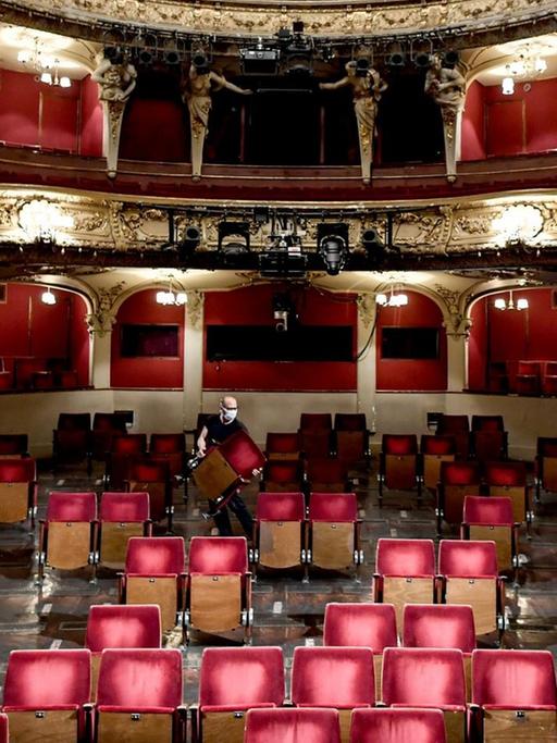 Der Zuschauerraum im Berliner Ensembles mit teilweise abgebauten Sitze als Schutzmaßnahme in der Coronapandemie