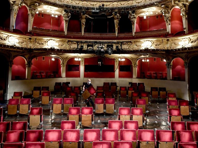 Der Zuschauerraum im Berliner Ensembles mit teilweise abgebauten Sitze als Schutzmaßnahme in der Coronapandemie
