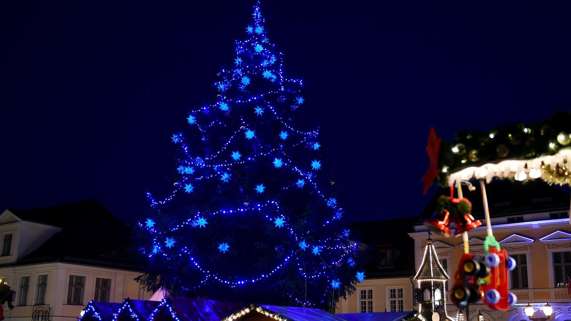 Festlich geschmückter Weihnachtsbaum auf dem Weihnachtsmarkt in Potsdam am 03.12.2015. Der Weihnachtsmarkt hat im Jahr 2015 das Motto: "Blauer Lichterglanz" Festlich geschmückter Weihnachtsbaum auf dem Weihnachtsmarkt in Potsdam am 03.12.2015. Der Weihnachtsmarkt hat im Jahr 2015 das Motto: "Blauer Lichterglanz"