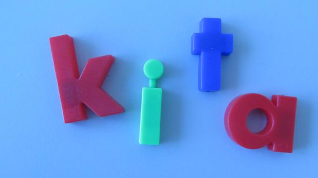 Das Wort "Kita" in bunten Magnetbuchstaben.